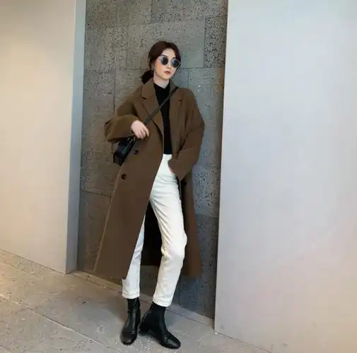 搭配look1:咖啡色翻领大衣 黑色针织衫 白色西装裤 黑色短靴