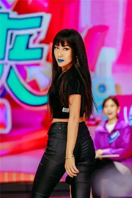 吉克隽逸真不"害羞"!拿一块布系成上衣穿,一般人不敢学