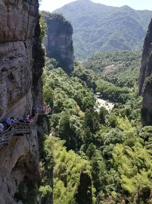 啦剪刀手来一张走过玻璃栈道就来到杨过小龙女分别的地方啦——断肠崖