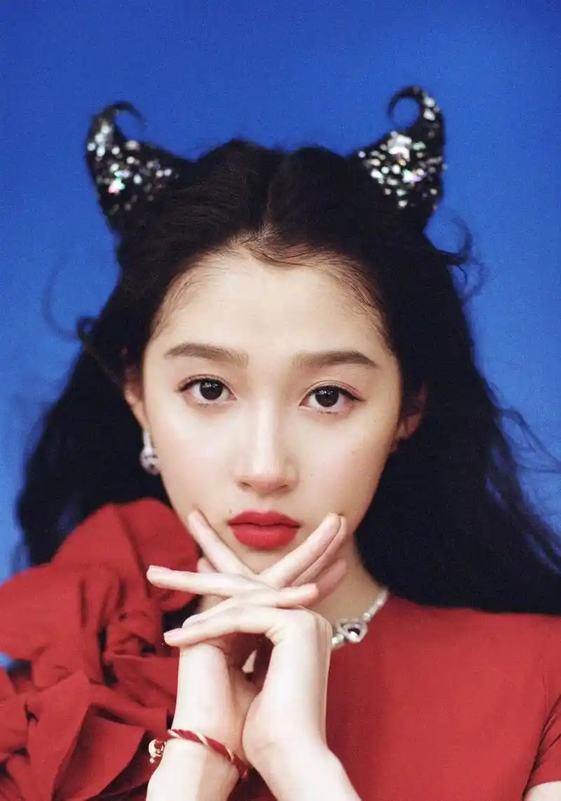 关晓彤牛角辫造型 甜美俏皮