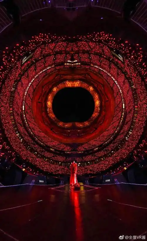 华晨宇鸟巢演唱会,鸟巢四面台第一人!_舞台_火星_舞美