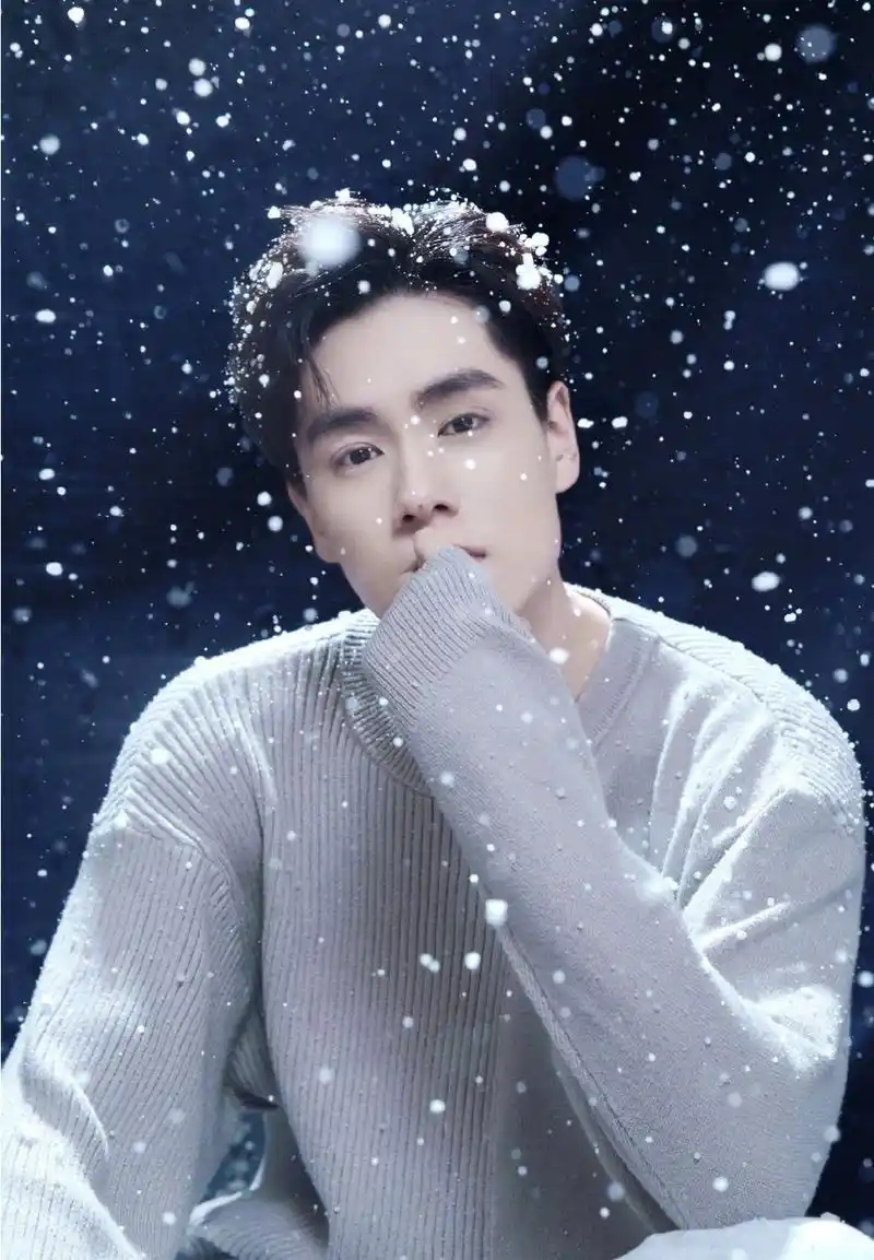 胡一天也太帅了吧穿灰色毛衣时尚大方轻松拍大片