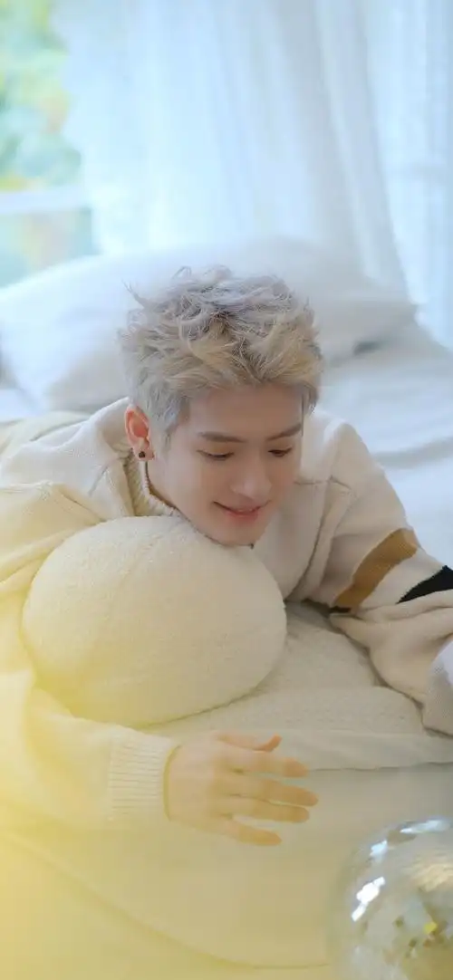 力丸新年白色毛衣造型