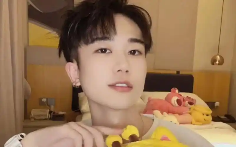 柒公子-古早彩虹男孩颜值高身材好