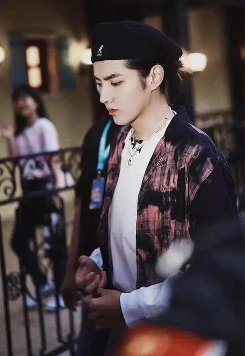 吴亦凡最新路透好亮眼!紫色扎染风衬衫 贝雷帽,个性十足!