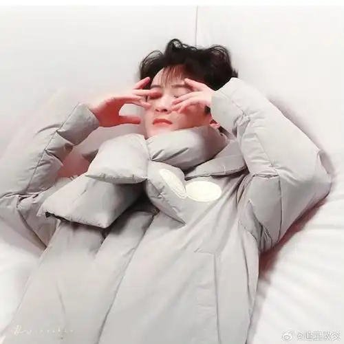 檀健次头顶比心