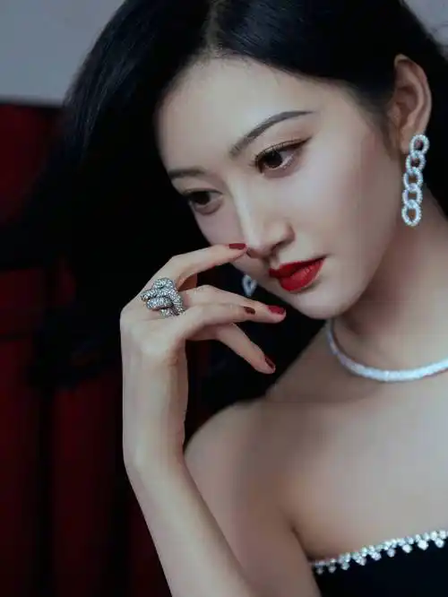 景甜穿抹胸长裙锁骨吸睛 腰身纤细性感魅力十足