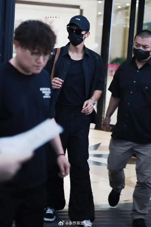 黄景瑜机场到达,马上进组《烟花少年》继续拍摄