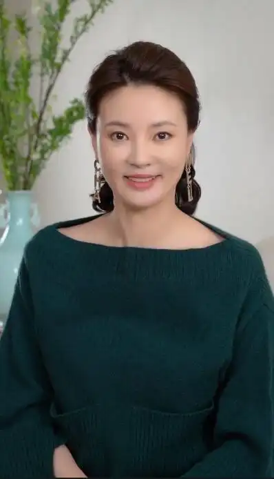 央视主持刘芳菲不上班真可惜,穿开口毛衣戴大耳环,天然头骨好美