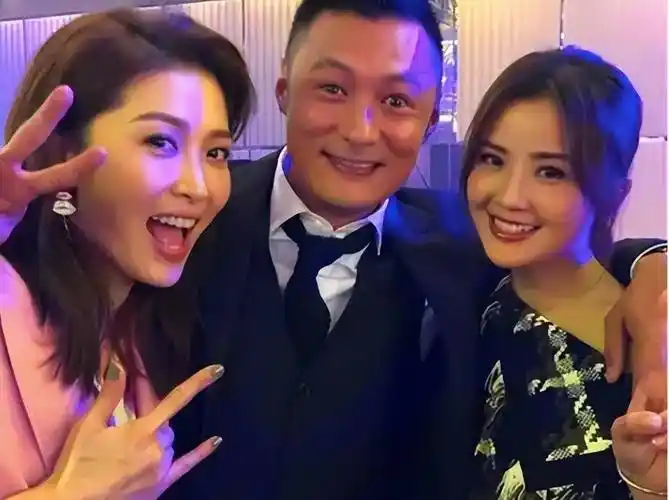 行为举止极其不雅观,此消息一出,2005年,郑中基被拍到与旧爱杨千嬅的