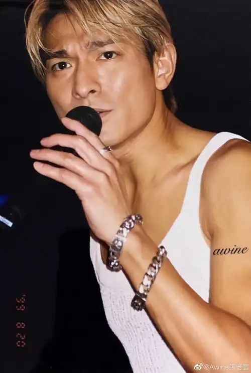 刘德华超话分享刘德华演唱会99 香港红馆秀之二,最棒的演唱会,和路老