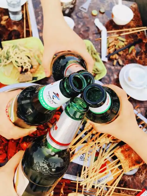 姐妹街头啤酒烧烤晚风好好生活