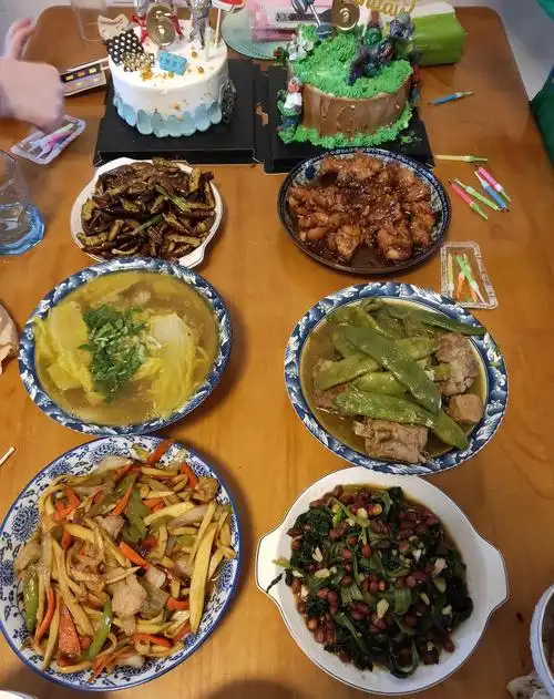 今天家里小孩子过生日哈哈哈