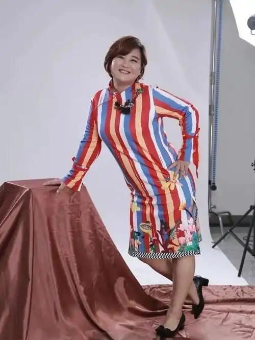 贾玲瘦了40斤差点认不出!穿黑色收腰裙凹凸有致,网友:有腰了