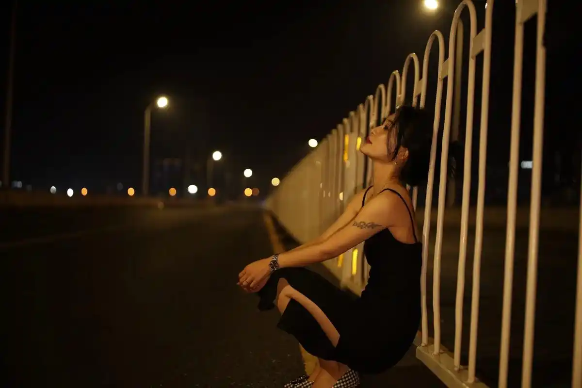 孤独才是生活的本质.#摄影 #夜景人像 - 抖音