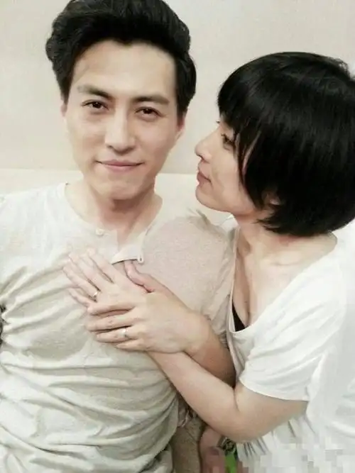 网友爆料靳东再度当爸二胎是男孩体重8斤多