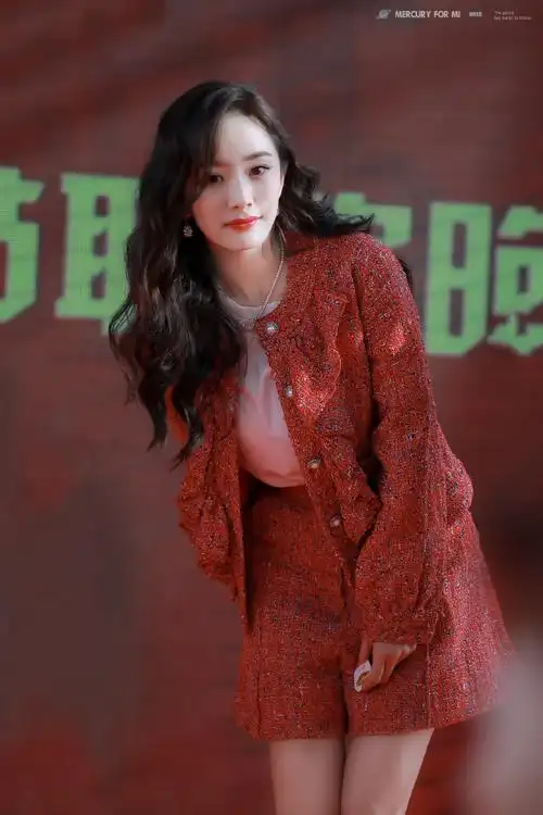 杨幂现身龙年春晚彩排#杨幂 7015 2019北京卫视春晚发布会现场