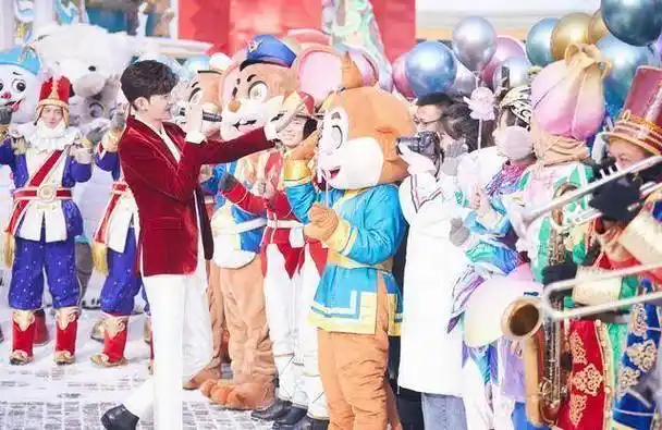 原创185cm李现和183cm张翰同是红丝绒西装造型身高不够腿长来凑