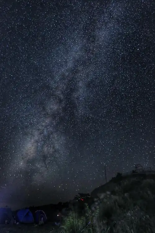 淡淡的墨色的天上镶满了钻石般微微闪光的星星,银河披着一层银白色的