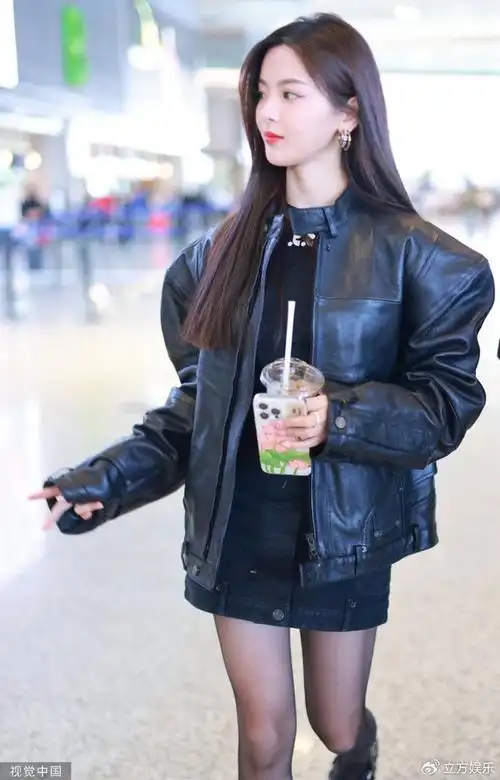 杨超越穿垫肩皮衣酷飒个性短裤搭黑丝热辣性感