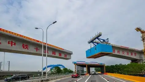 如通苏湖城际铁路跨沪苏湖高铁特大桥连续梁顺利转体成功