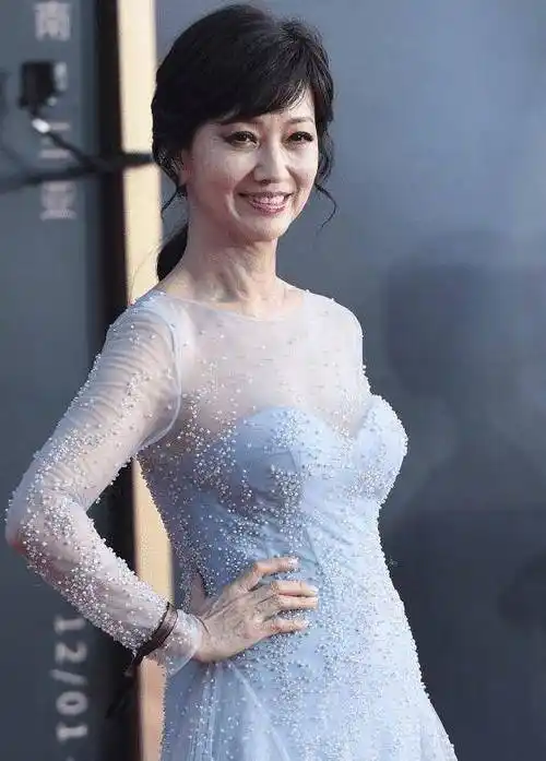 43岁赵雅芝近照曝光,气质优雅大方,惊艳了一回_皮肤_女神_蓝色