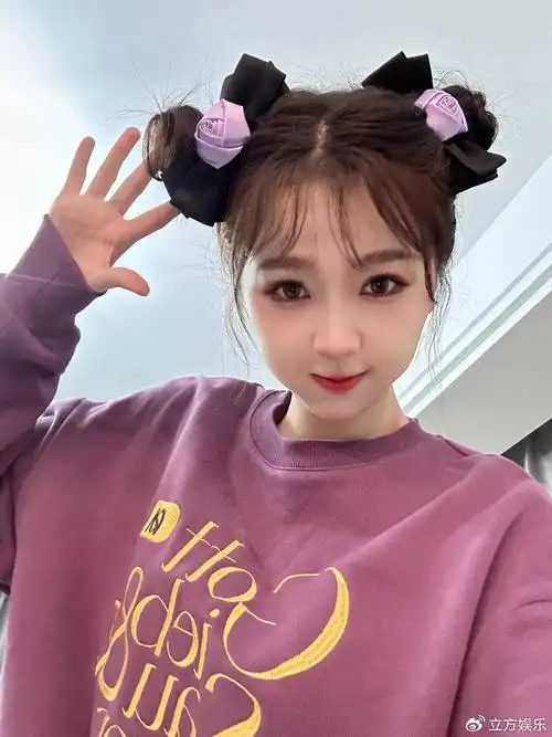 虞书欣穿紫色卫衣嘟嘴卖萌 扎可爱双丸子头超可爱|虞书欣|可爱|紫色系