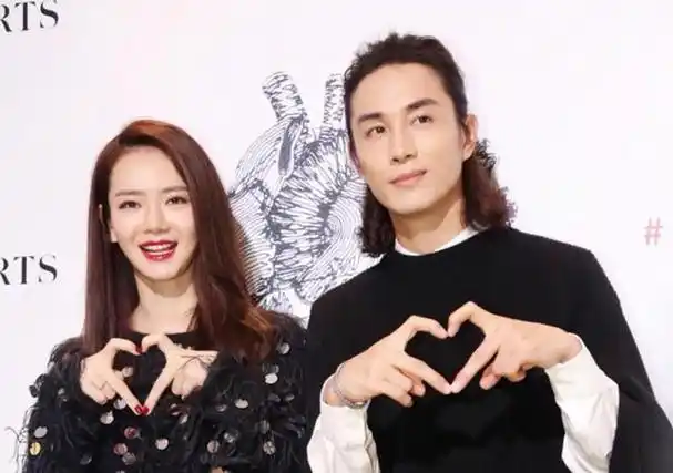 偶遇戚薇李承铉一家三口,并排同行气质出众,8岁lucky长腿抢镜