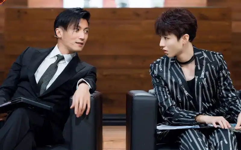 《我们的乐队》:王俊凯谢霆锋变身霸道总裁,一起嗨翻全场!