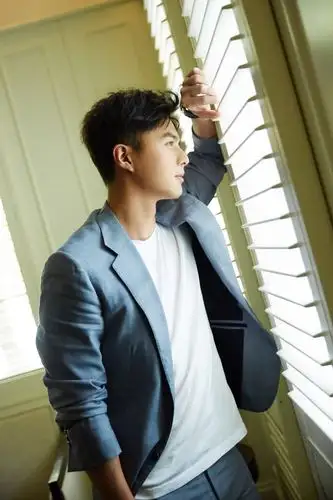 叶祖新浅蓝西装亮相活动 清新淡雅展绅士气质