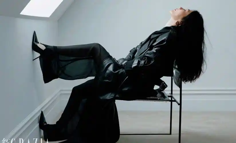 杨紫登上《红秀》封面,身前蝴蝶结秀腰,诠释时尚御姐风范_魅力_连衣裙