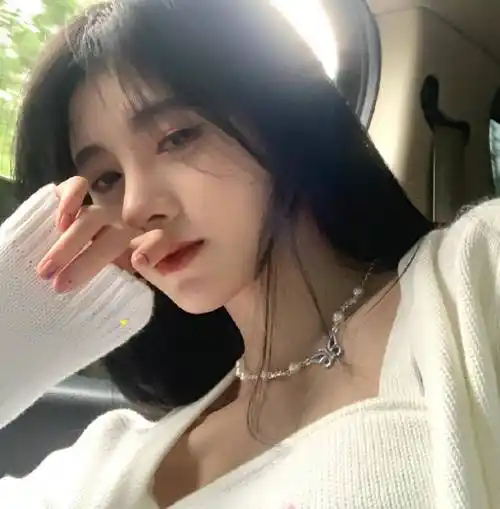 这组照片中只要是鞠婧祎露出了正脸的照片,几乎都是可以看见她的发际