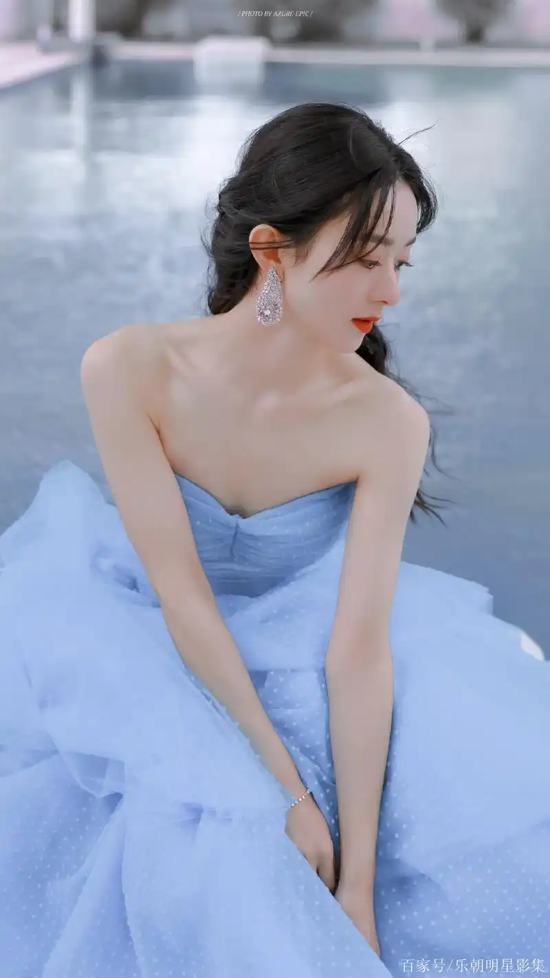 赵丽颖蓝色抹胸长裙写真图集