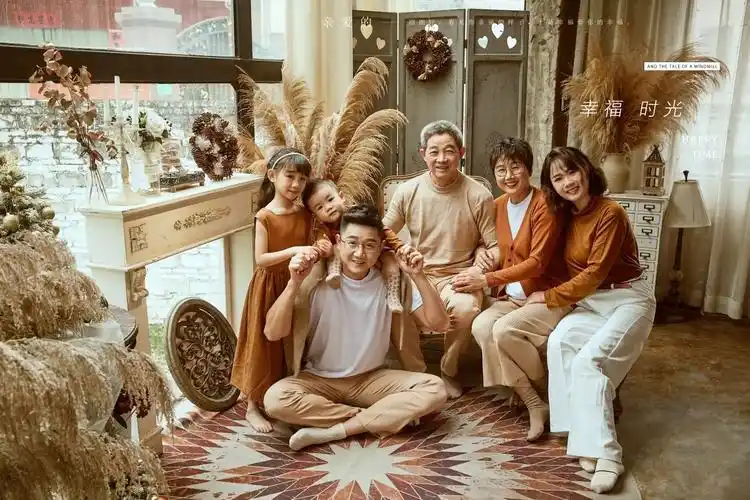温馨室内全家福