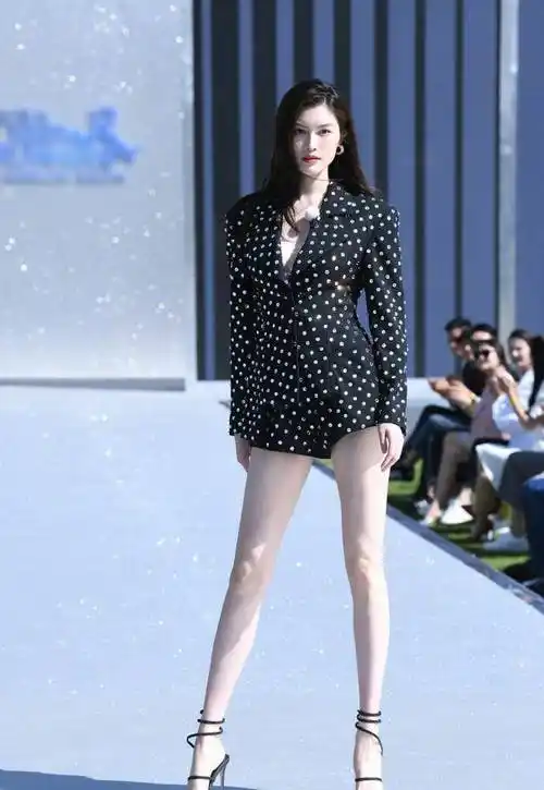 超模何穗过夏天,白色长衬衫当连衣裙穿,大长腿吸眼,清爽又时尚