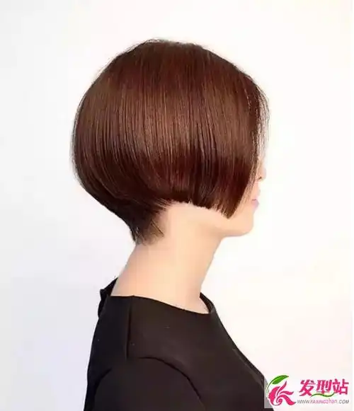 女生短发雕刻同样的波波头短发女生变身时尚女郎,只需要对后颈发丝做