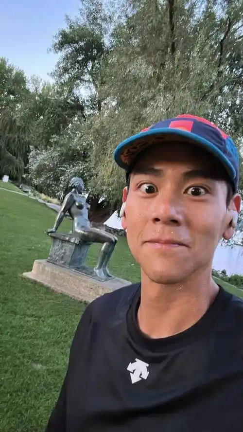 41岁彭于晏葡萄牙被偶遇,生图展现麒麟臂,与粉丝玩自拍表情多多_网友