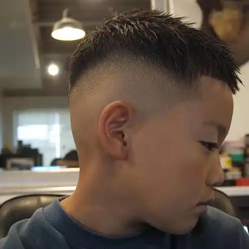 2024夏季小男孩发型来了,两侧铲短很百变,剪完真帅气
