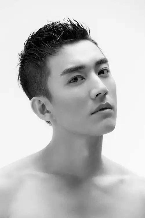 刘学义黑白大片质感十足精致侧颜杀展极致魅力