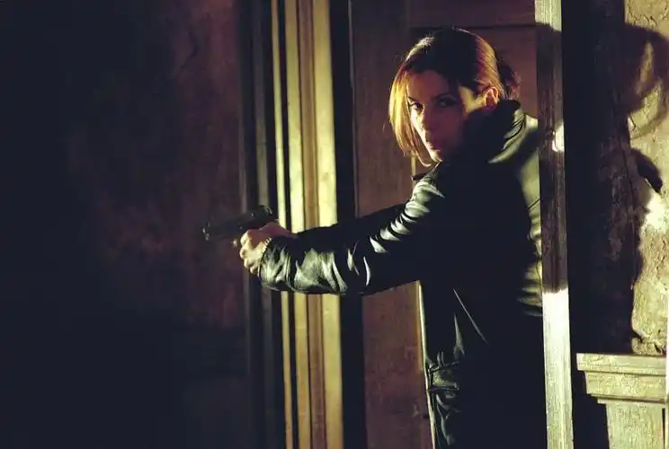 州,好莱坞有名的性格演员,素以饰演性格怪异,叛逆而又精明的女性著称