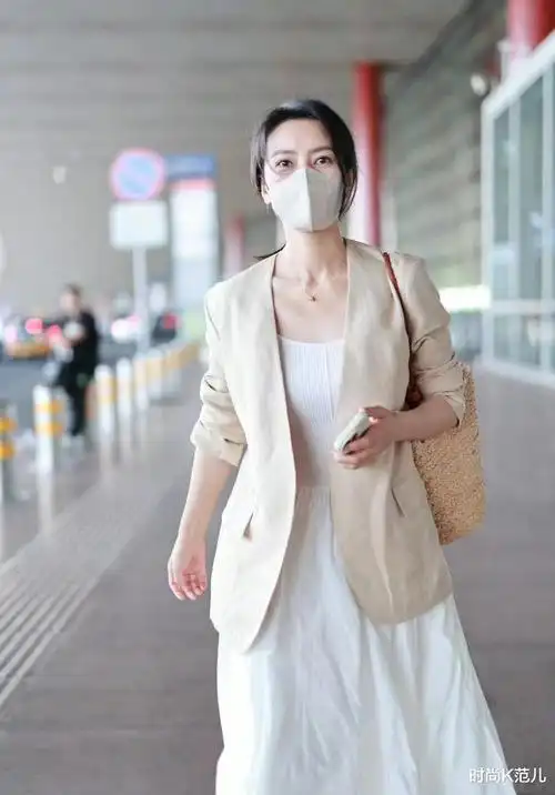 高圆圆现身机场,白色连衣裙搭配西装,温柔优雅又显气质!