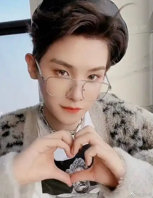 七夕花式比心大赛##黄明昊