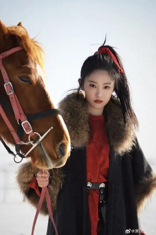 吴佳怡雪地玫瑰妆