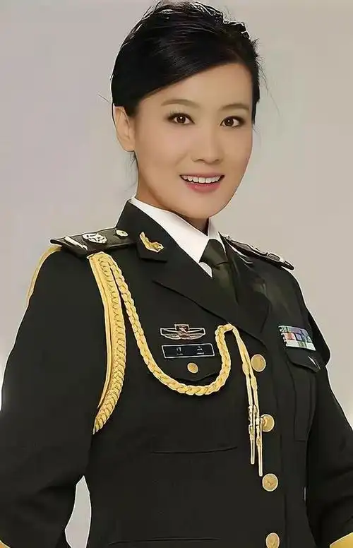 谭晶军装照