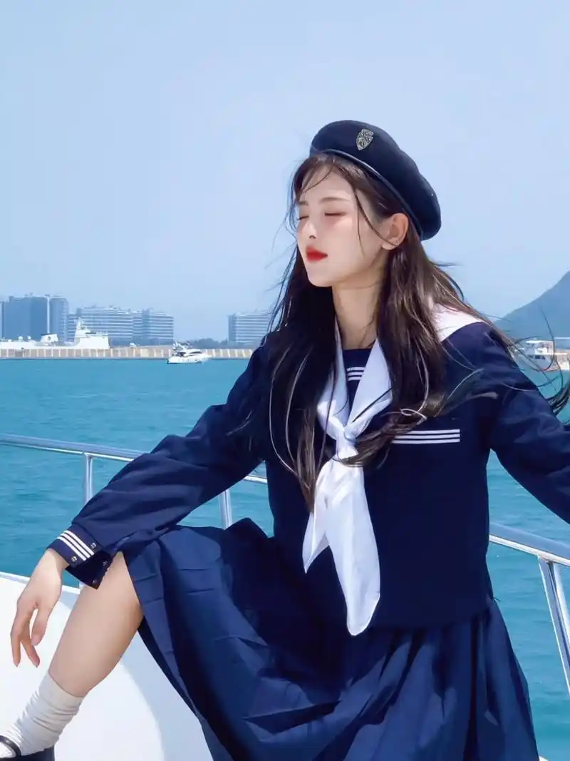 杨超越jk学院风制服穿搭,青春无敌了  我走近一看,才发现这个女孩竟然