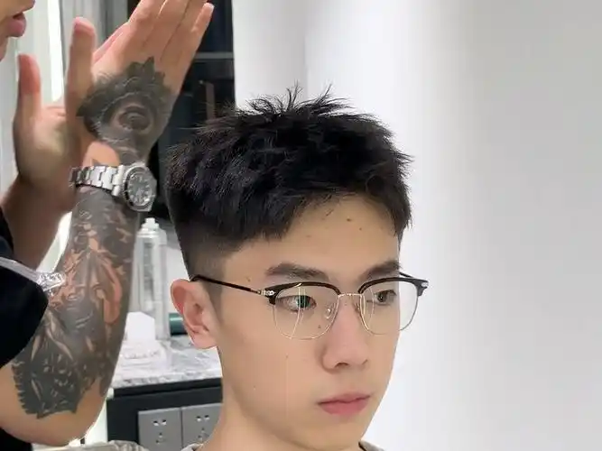 男生最舒服的短发造型 微分前刺#造型教程#前刺发型#男生发型设计