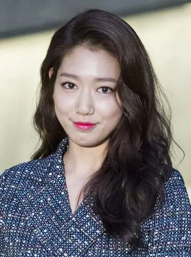 朴信惠,气场强大,自信秀长腿