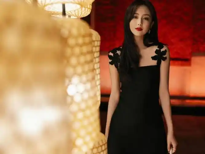 原创佟丽娅40岁美到认不出皮肤白皙腰部纤细胸前镂空一块太性感