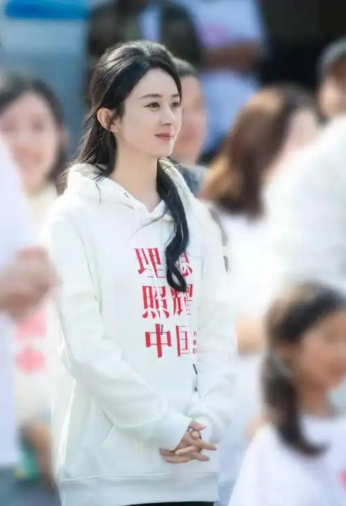 赵丽颖晒出近照穿着少数民族服装更长更柔软笑容甜美儒雅脸