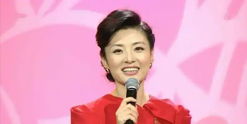 回顾7位春晚主持人今昔董卿周涛仍是女神另外两位已辞世多年
